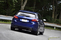 「308 GT BlueHDi」の車両価格は354万円。試乗車のボディーカラーは「マグネティック・ブルー」。