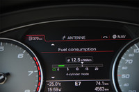 メーターのアップ。燃費などの情報に加えて、気筒休止状態にあること（4-cylinder mode）もドライバーに示される。