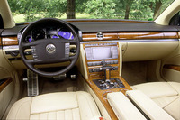 「クラシックヨットを彷彿させる」とプレス資料に謳われるインパネまわり。ウッドパネルを多用した、オーソドクスなもの。