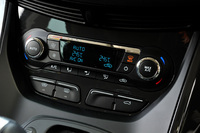 空調には「トレンド」「タイタニアム」ともに左右独立温度調整機構付きのオートエアコンを採用。音声やタッチスクリーンに加え、センタークラスターのコントロールパネルでも操作ができる。