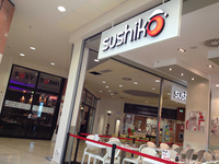 この夏シエナの駅前ショッピングセンターでは、ついに2軒のすしレストランが対峙（たいじ）する事態に。