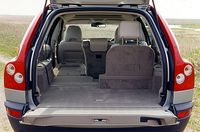 フラット＆スクウェアなラゲッジスペース。3列目シート使用時、荷室は開口110cm、奥行き50cm、高さ80cm。3列目を畳めば奥行きは120cm、2列目も収納すると195cmとなり、容量は最大1837リッターに拡大される。助手席シートバックをレバーで前に倒せば、2m近い長尺物も積める。