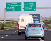 【写真6】「フィアット500」の前を走るのは、聖母マリア像を掲げた「イヴェコ・デイリー」。