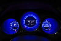 
	メーターは3眼式。照明の色と文字の色は個別に調整が可能で、写真のように「照明は青、文字は白」とすることもできる。
	