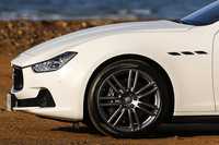 「ギブリ ディーゼル」のタイヤサイズは前後共通で235/50R18と、ガソリンエンジンの「ギブリ」と同じ仕様となっている。
    