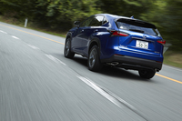 テスト車「NX200t“Fスポーツ”」の「エクシードブルーメタリック」（写真）を含め、ボディーカラーは計10色が用意される。
    