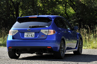 ベースとなった「WRX STI」比で30kgの軽量化を実現した。回頭性を高めるためにアルミ製ボンネットフードと小型バッテリーを採用。また、乗り心地と操縦安定性の向上に効果的なバネ下重量低減に向けて、アルミホイールも1本あたりで2kg軽くなっている。そのほか、軽量ガラスや軽量フロアマット(!)、遮音材の省略など、目に見えにくい部分も熱心にダイエットに取り組んだという。