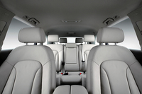 39万円のSEパッケージを選べば、3.6のキャビンはレザー張りとなる。ただし､4.2では標準となる7人乗り仕様は、3.6では45万円のオプションとされている。