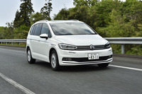 「トランパスML」を装着した「フォルクスワーゲン・ゴルフトゥーラン」で高速道路を行く。