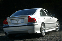 【スペック】
	S60 2.5T“Sport”：全長×全幅×全高＝4575×1815×1430mm/ホイールベース＝2715mm/車重＝1550kg/駆動方式＝FF/2.5リッター直5DOHC20バルブターボ・インタークーラー付き（209ps/5000rpm、32.6kgm/1500-4500rpm）/車両本体価格＝469.0万円（テスト車＝529.5万円）
	 