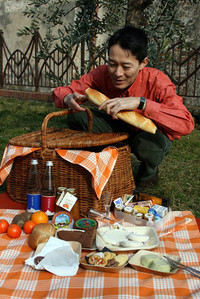 カゴの中には、飲み物を含む11品×2人分が満載。