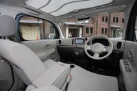 最上級の「15G」グレードには、スタイリッシュガラスルーフが標準装備。調光の役割を持つ「SHOJIシェード」も採用される。