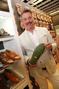 「ハリーズ・オブ・ロンドン」クリエイティブディレクターのケヴィン・マーテル氏。「ジェットドライバー」の新作を紹介してくれた。彼の靴作りのフィロソフィー「デザインと機能性の両立」は、日本で主力となるボートシューズ「バーゼル」にも反映されている。