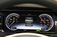 走行モードは、エンジンとモーターを併用する「ハイブリッド」や、走行中にエンジンを使って充電する「チャージ」など4種類（写真中央に表示）が用意される。