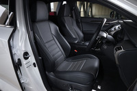 今回テストした「レクサスNX300h」には、スポーティーグレード“Fスポーツ”専用デザインのシートが装着される。
    