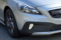 バンパーの両サイドには、LEDドライビングライトを装備。従来は、“明かり”ではなく“飾り”のパーツが取り付けられていた。