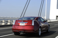 高速道路を疾走する「CTSクーペ」。その足まわりは、過酷なコースとして知られるドイツのニュルブルクリンクで鍛えられた。