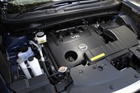 V6、直4ともにエンジンは基本的には従来型のキャリーオーバー。ただし、細部のセッティングやCVTとのマッチングを見直すことで、10･15モード燃費が改善されている。V6モデルは8.9km/リッターから9.3km/リッターへ、直4モデルは10.6km/リッターから11.4km/リッターへと、それぞれ燃費性能が向上した。写真は3.5リッターV6。
