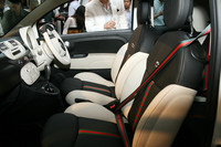 シートは、グッチ独自のストライプをあしらったフラウレザーのツートンタイプ。シートベルトもストライプになる。