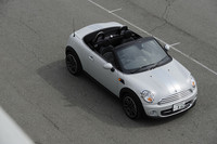 2009年のフランクフルトモーターショーで「MINIロードスターコンセプト」として発表され、2012年のデトロイトショーで市販モデルがデビューした。「MINIクーペ」と同様、「MINIロードスター」もノーマル仕様に比べてフロントウィンドウが13度寝ており、「MINIコンバーチブル」に比べると全高が30mm低くなっている。