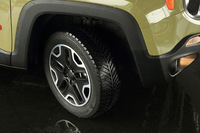 「トレイルホーク」には、雪道にも対応可能なオールシーズンタイヤ「グッドイヤー・ベクター4シーズンズ」が標準装着となる。