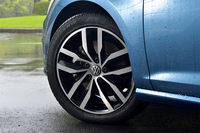 「ハイライン」の17インチアルミホイール。「トレンドライン」（15インチ）や「コンフォートライン」（16インチ）よりも大きいが、純正オプションとして、さらに大きな18インチも用意される。