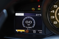 タコメーター左脇のインフォメーションディスプレイにはブースト計など、ターボユニットならではの情報も表示される。
