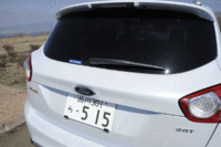 「クーガ」のリアゲートは、写真のようにガラス部のみの開閉ができる。狭い場所で小物を出し入れする際など、便利。（写真をクリックすると、荷室の様子が見られます）