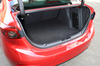 「アクセラセダン」の荷室は5人乗車時で419リッター（VDA方式）。リアシートは6：4分割可倒式。