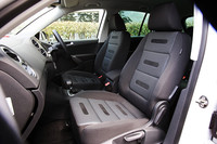 スポーツ＆スタイルは、ファブリック＆アルカンターラのスポーツシートを標準装備。オプションで、レザーシートやシートヒーターが選べる。