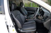 標準ではスポーティークロスのファブリックシートとなるが、テスト車にはシルバーステッチの施された本革シート（オプション）が装備されていた。