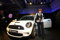 前夜のプレス向けカンファレンスには、ミニスカートの生みの親であるマリー・クワントさんの姿も。「ミニスカートという名前はね、実は当時私の愛車だった『ミニ』から付けたの」という衝撃の（？）エピソードが語られた。背後にあるのは、50周年を記念して発売される「MINIカムデン」。ロンドンの流行発信地であるカムデン地区から命名された。