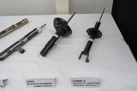 ショーワのダンパー製品。一番右が四輪車用の「S-SEES II」。