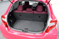 後席は6：4の分割可倒式となる。（写真をクリックすると荷室のアレンジが見られます）