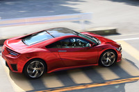 神戸・六甲のワインディングロードを行く新型「NSX」。日本仕様ではカーボンルーフが標準装備となる。