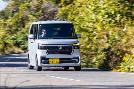 フルモデルチェンジした「ホンダN-BOXカスタム ターボ」に試乗。キープコンセプトの見た目はあまり代わり映...