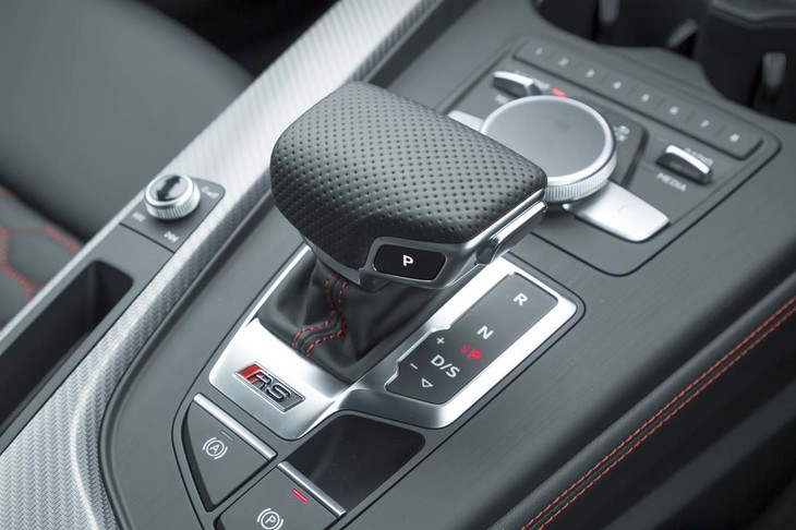 トランスミッションは、トルクコンバーター式の8段AT。ステアリングホイールのシフトパドルによるマニュアル操作も可能。