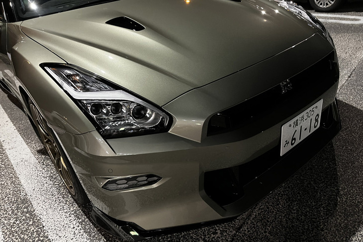 「GT-R」の2024年モデルで大きく変わったのは顔だ。フロントバンパーとリアバンパー、リアウイングに空力性能を向上させる新たなデザインを採用し、空気抵抗を増やさずにダウンフォースを増加させたという。