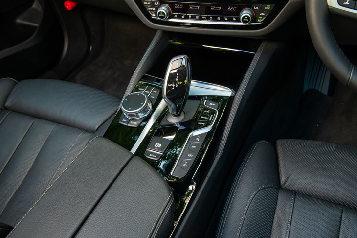 トランスミッションには8段ATを採用。シフトセレクターの左側にはインフォテインメントシステムの操作スイッチが、右側にはドライブモードセレクターが配される。
