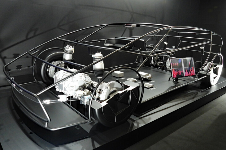 AD／ADASおよびダイナミクス統合制御の解説模型。操作系はいずれもバイ・ワイヤ化され、それらを統合制御することで、人とクルマが一体となったような操作性を実現するとしている。