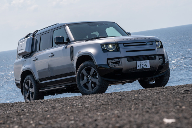 イイモノ感のただよう、重厚なドライブフィールが特徴だった「ディフェンダー130」。主要マーケットの北米では、「キャデラック・エスカレード」などのフルサイズSUVもライバルになるという。