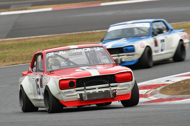 ランデブー走行するKPGC10こと「スカイライン ハードトップ2000GT-R」。ツーリングカーレースで通算50勝以上を記録して絶対的な「スカイライン伝説」を築いた、通称ハコスカのワークスマシンのレプリカである。