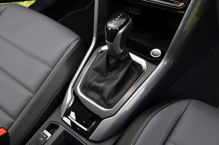 「2.0 TDI」に組み合わされるトランスミッションは、「DSG」と呼ばれる7段のDCT。写真のオーソドックスなレバー式シフトセレクターに加え、シフトパドルも標準で装備される。