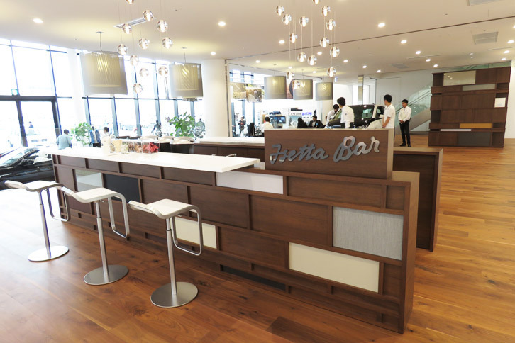 カフェエリアの「イセッタ・バー」。イセッタとは、BMWが1950年代に製造していた小型のバブルカーである。