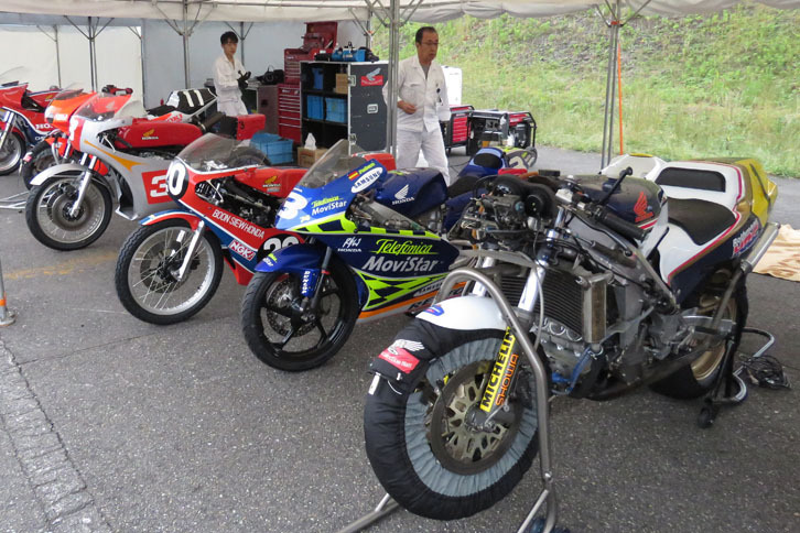 今回試走した二輪車その２。手前から1988年「NSR500」、2003年「RS125RW」、1981年「RS125RWT」、1974年「CB500R」。
