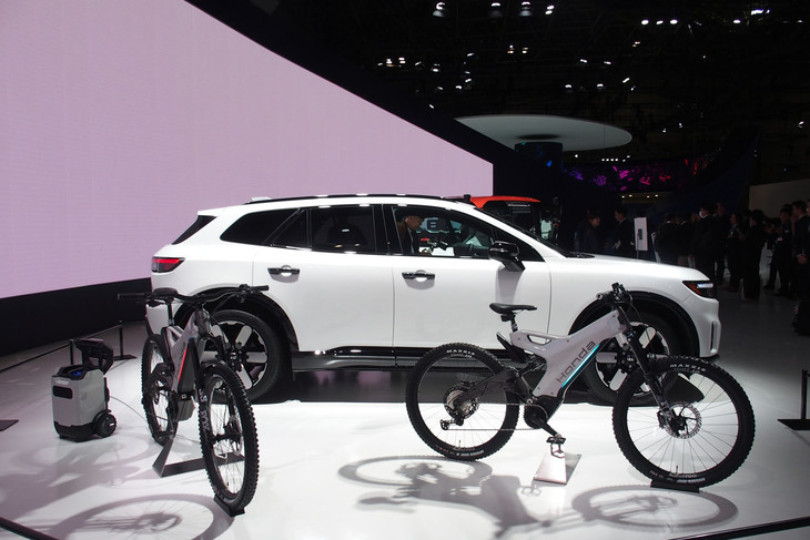 「ホンダ・プロローグ プロトタイプ」（写真奥）と「ホンダe-MTBコンセプト」（写真手前）。