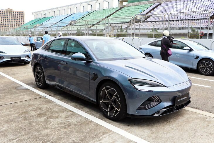 珠海国際サーキットで試乗した車両はシステム出力530PSのハイパフォーマンス仕様だったが、“最高速120km/hまでのカルガモ走行”という試乗内容もあり、そのすごさを体感するには至らなかった。