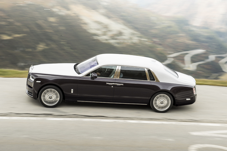 アルプスのワインディングロードを行く新型「ロールス・ロイス・ファントム」の、優雅なサイドビュー。（photo：Rolls-Royce）