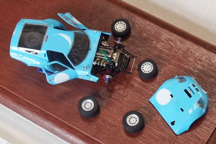 1/43の「アルファ・ロメオTZ2」。モデルファクトリーヒロ製のホワイトメタルキットだが、ボディーを0.2mm厚の銅板で作り直している。作者いわく「リアルな感じの薄いボディーが作りたかった」とのことだが、ボディーパネルは全部で8分割（うちボンネットが2分割）してたたき出した後に、ハンダでつなげているそうだ。