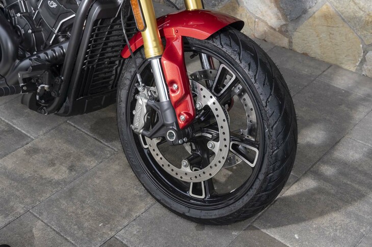 ブレーキも強化されており、フロントにはφ320mmのデュアルディスクと4ピストンキャリパーを装備する（他モデルはφ298mmのシングルディスクと2ピストンキャリパー）。